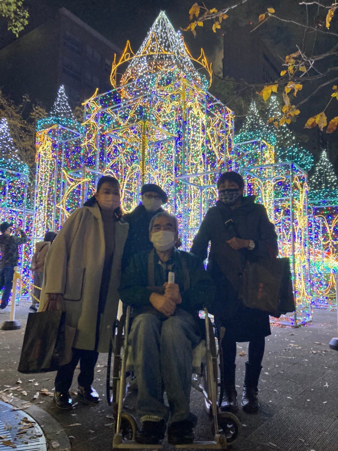 温泉を楽しむ旅行者