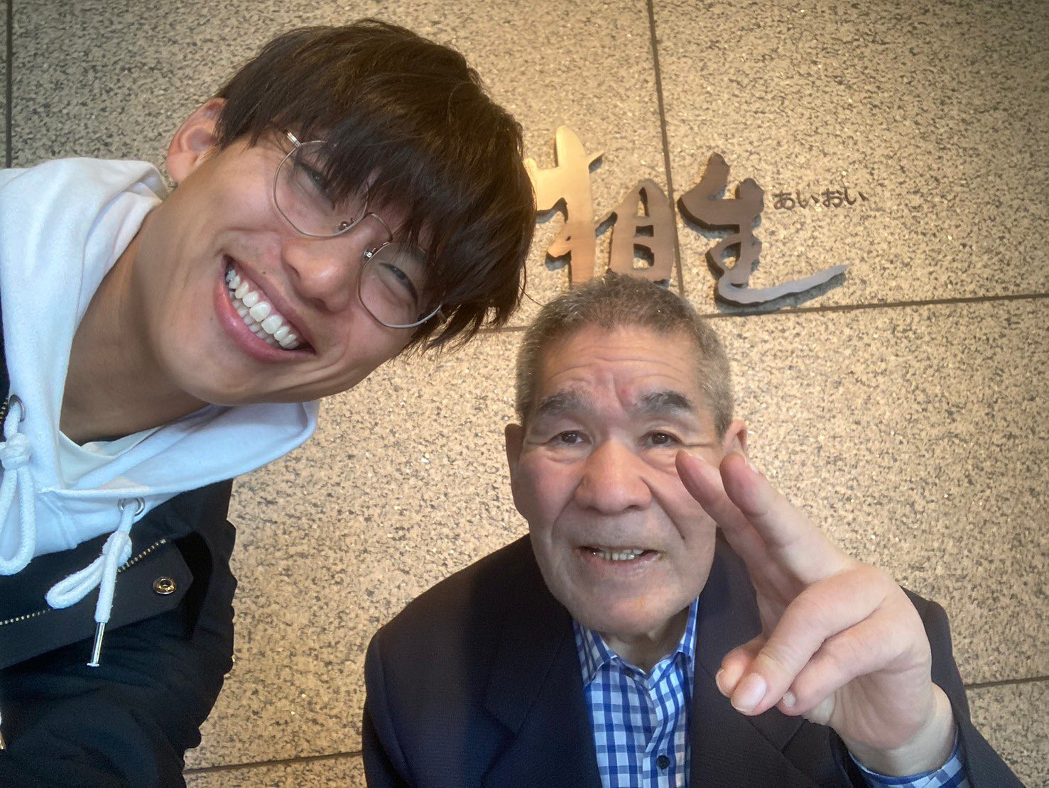 旅館の食事を楽しむ様子