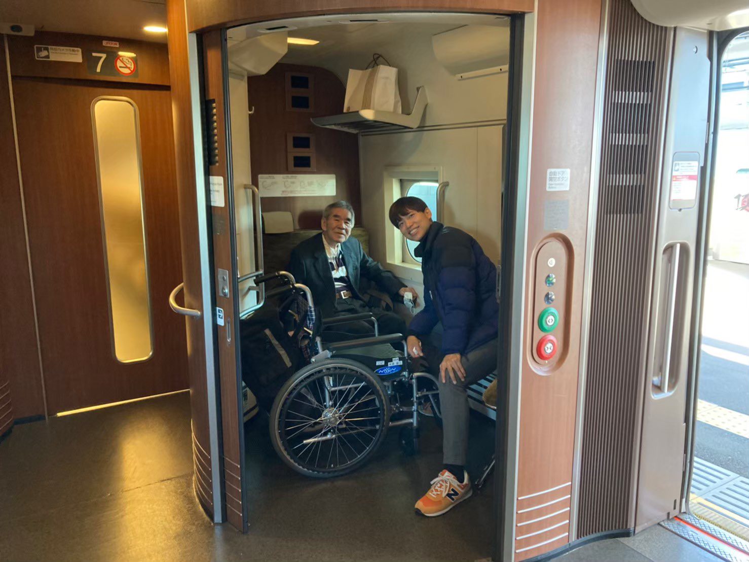 新幹線の車椅子スペースに乗り込むシーン